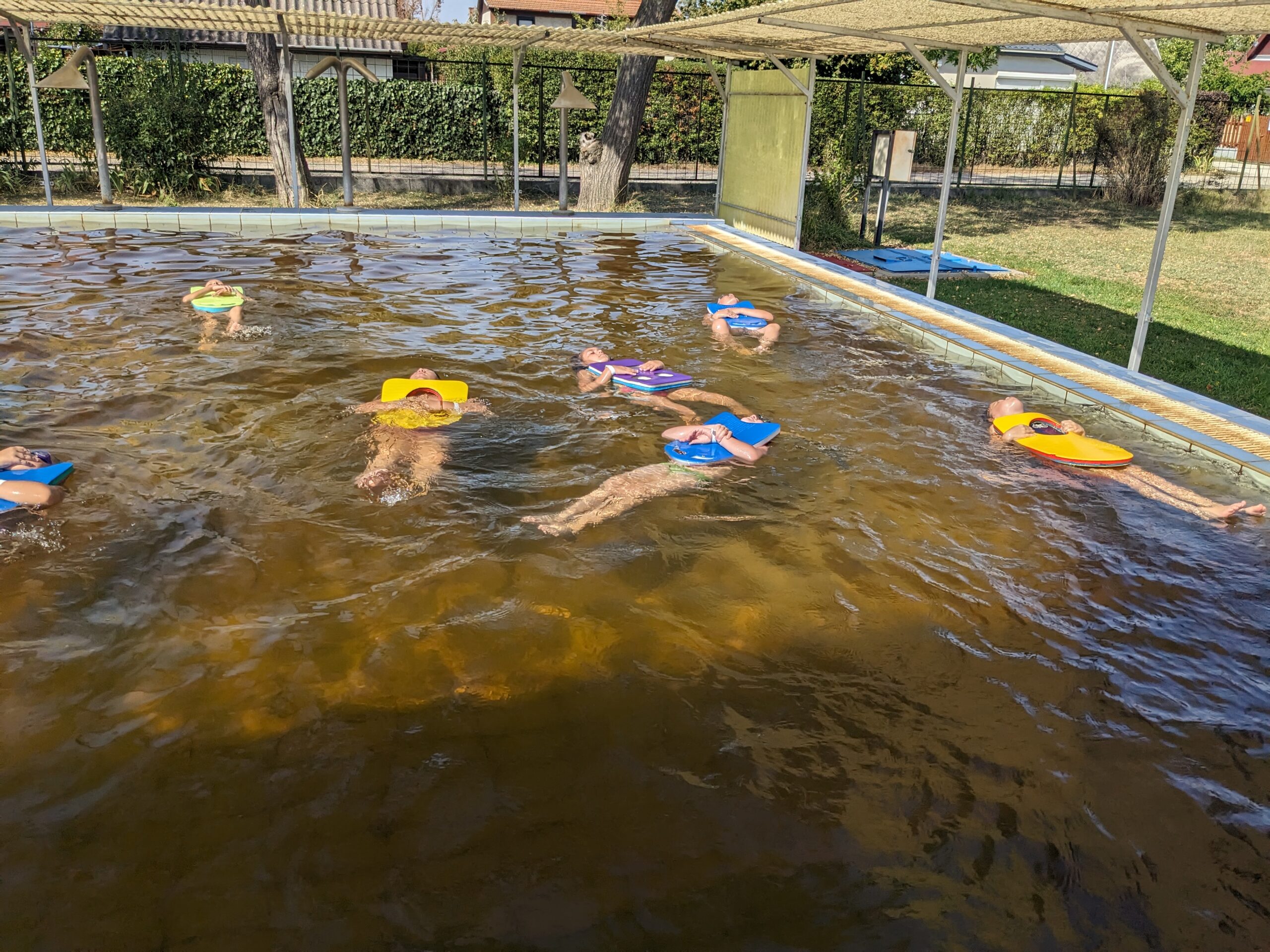 úszásoktatás a strandon