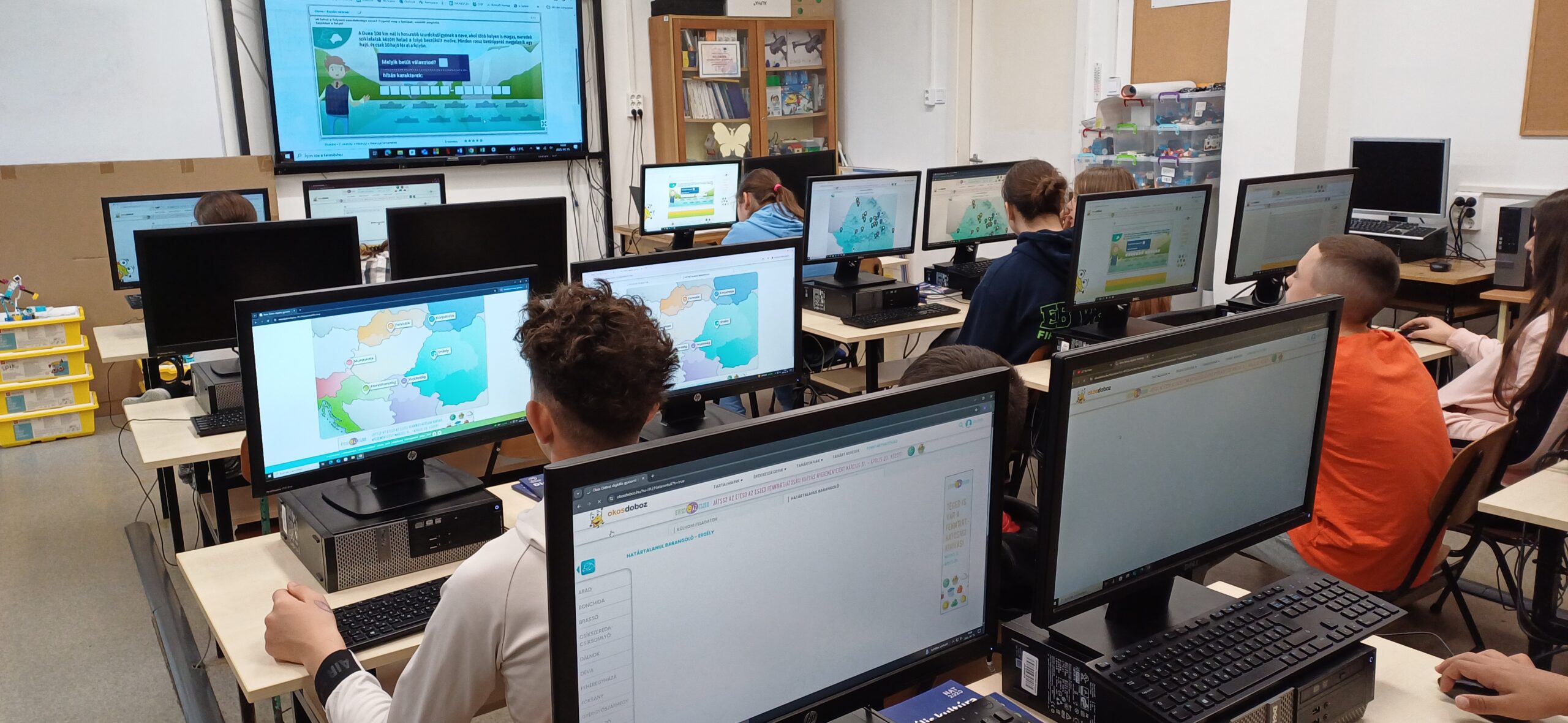 Gyerekek számítógépen az Okosdoboz.hu - Határtalanul Barangoló digitális feladataival foglalkoznak