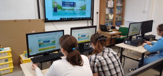 Gyerekek számítógépen az Okosdoboz.hu - Határtalanul Barangoló digitális feladataival foglalkoznak